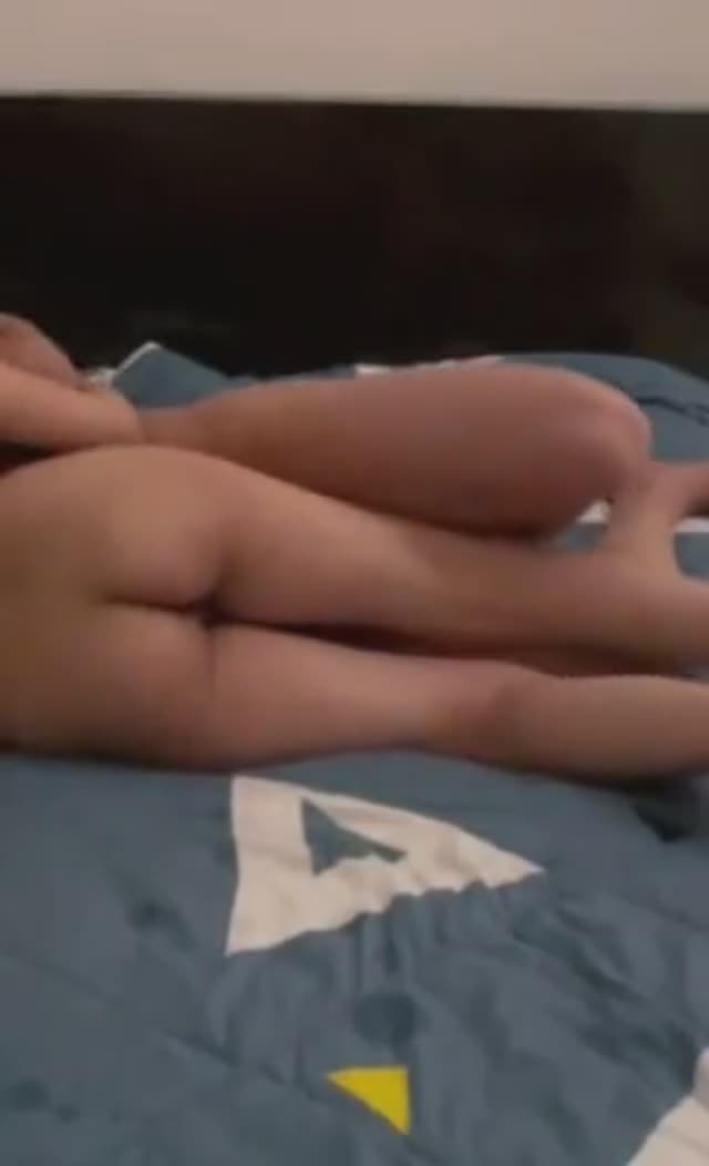 سکس با دوست دختر کوس تنگ رو تخت