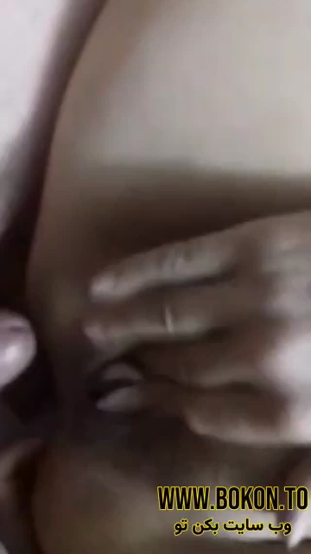 سکس با زن سن بالا میکنه تو کونش جیغ میزنه بهش فوحش میده.mp4