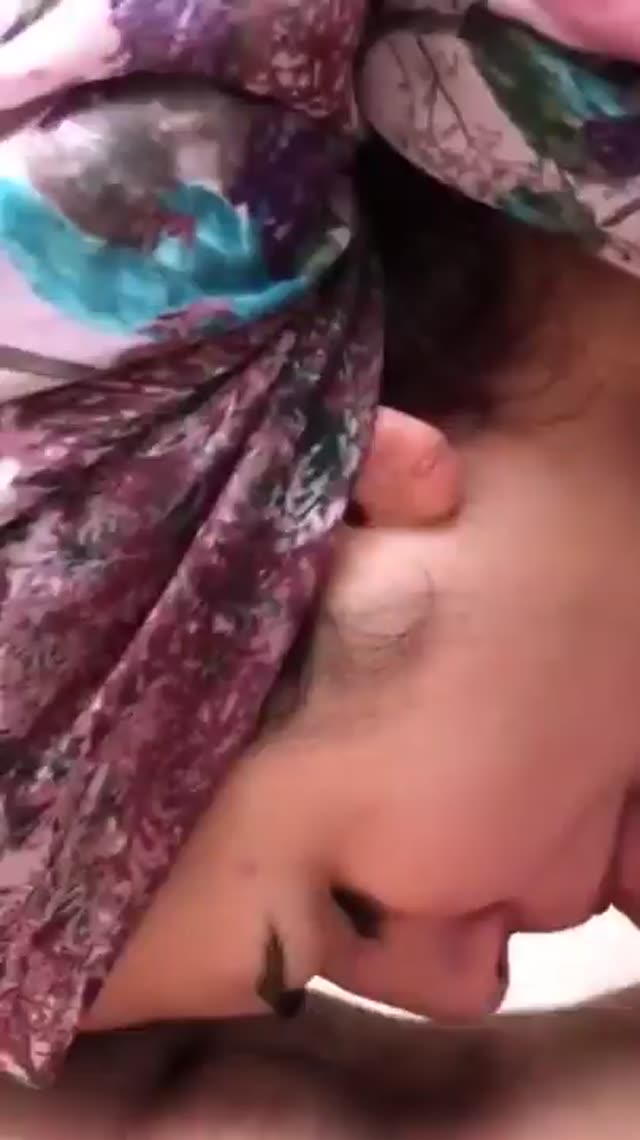 ساک زدن زن سکسی محجبه
