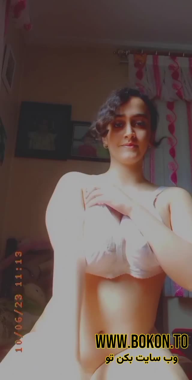 بدن نمایی دختر 19 ساله ایرانی با ممه های 85 فول سفید همراه با چهره.mp4