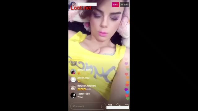 لایو دختره ممه هاشو نشون میده میماله