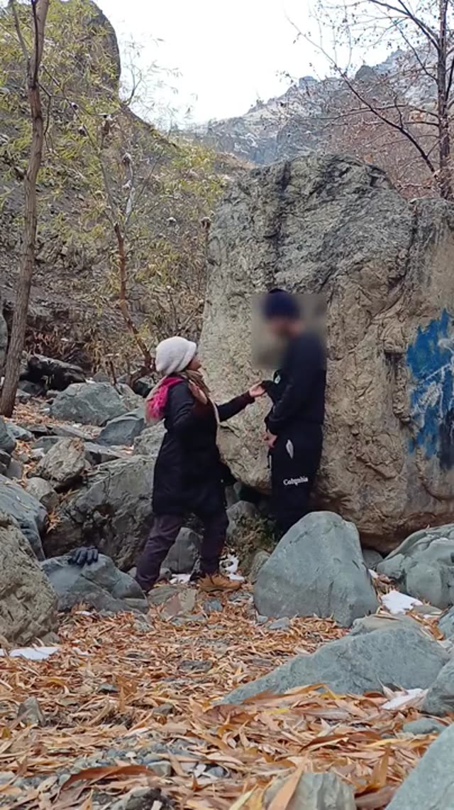ساک زدن میلف سکسی و حشری تو کوه