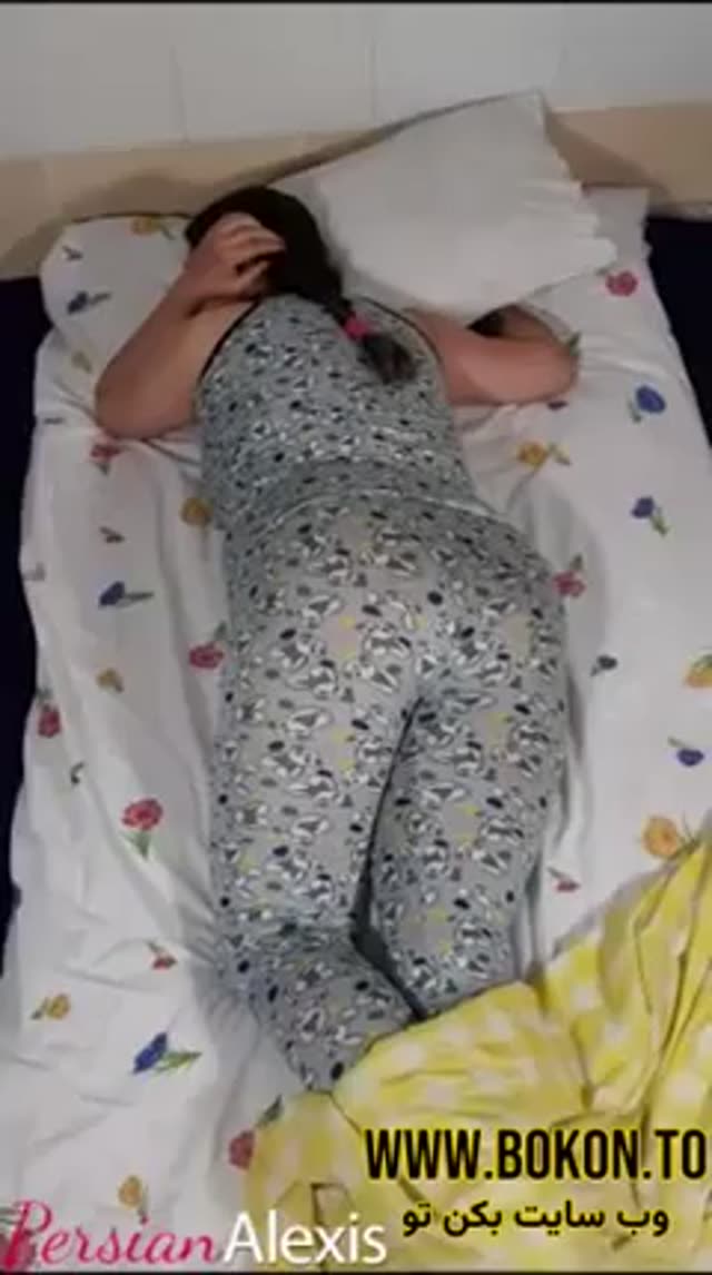 شلوارشو میکشه پاییین رو کونش مینویسه جنده خودمی.mp4