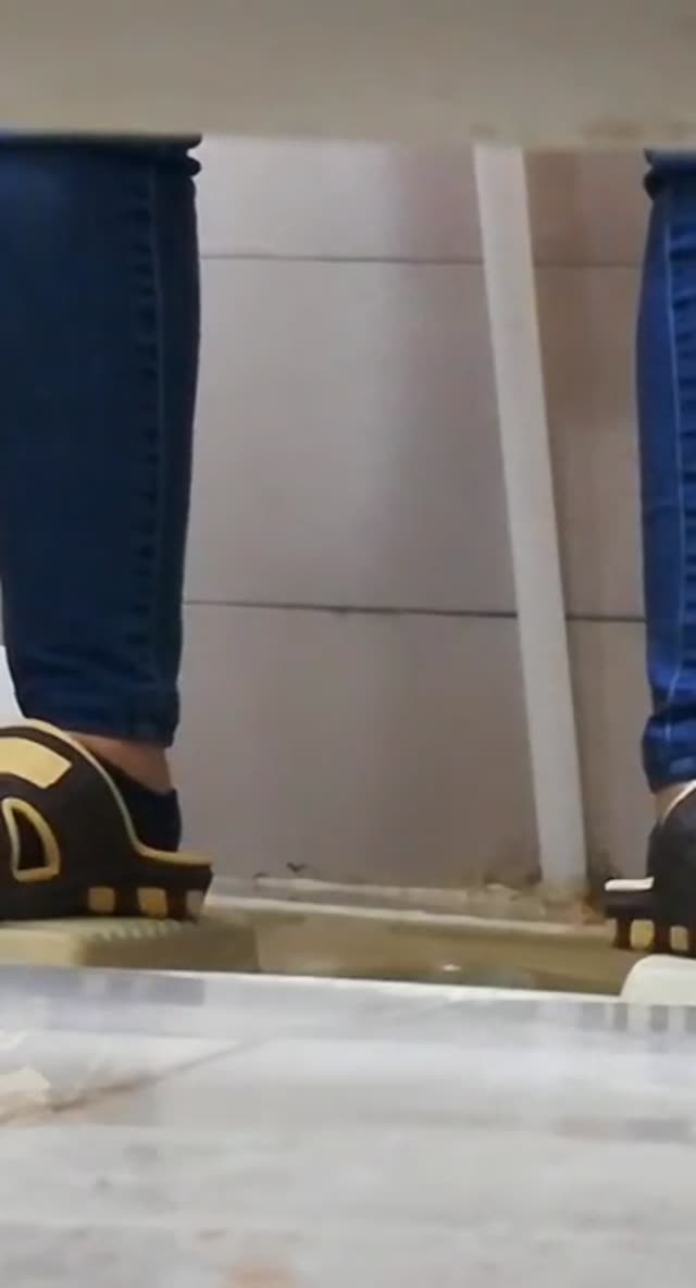 کلیپ مخفی از شاشیدن زن ایرانی