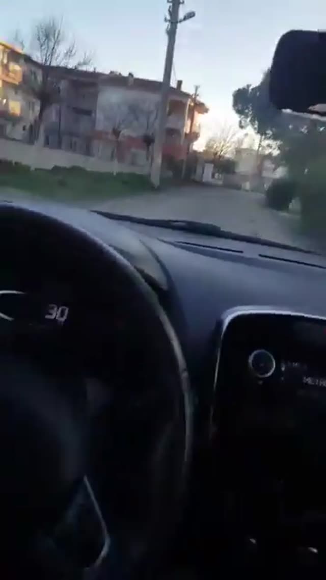 ساک زدن زن محجبه پشت فرمون برای پارتنرش