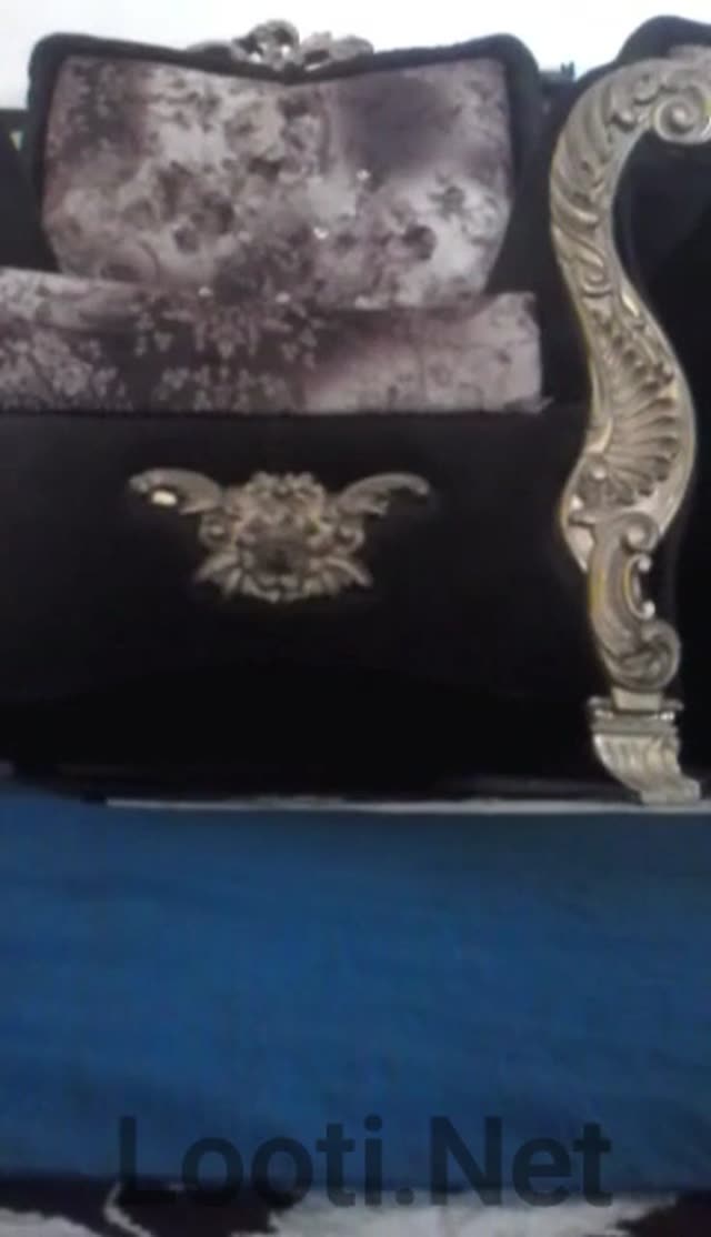 دختره اول کصش رو میماله و خودارضایی میکنه بعد هویچ میکنه تو کونش